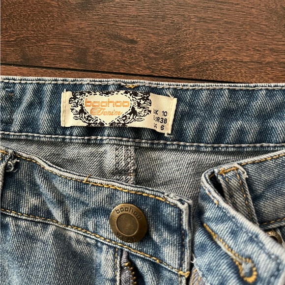 Light blue Boohoo jeans with distressed bottom of the legs - Picture 2 of 3